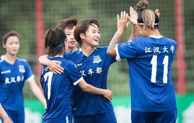  阿森纳女足三冠王庆典，男足联动创历史时刻  